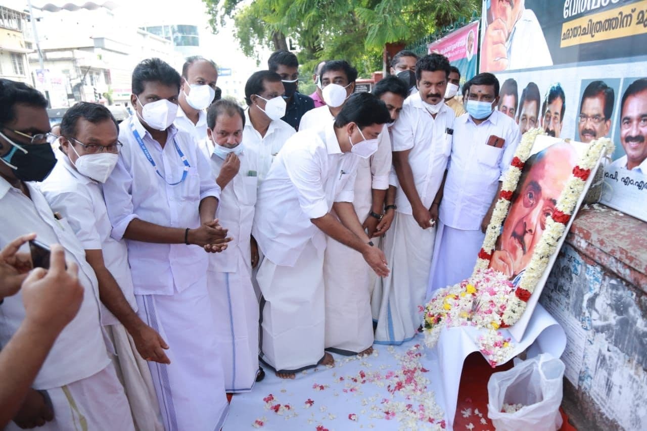 മുൻ മന്ത്രി പ്രൊഫ.കെ നാരായണക്കുറുപ്പിന്റെ ഛായാചിത്രത്തിന് മുന്നിൽ പുഷ്പാജ്ഞലി- ചിത്രങ്ങൾ