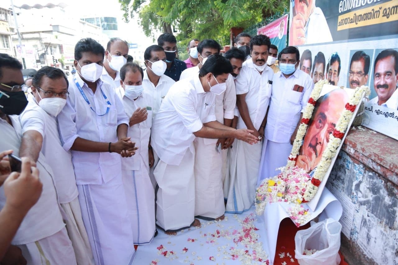 മുൻ മന്ത്രി പ്രൊഫ.കെ നാരായണക്കുറുപ്പിന്റെ ഛായാചിത്രത്തിന് മുന്നിൽ പുഷ്പാജ്ഞലി- ചിത്രങ്ങൾ