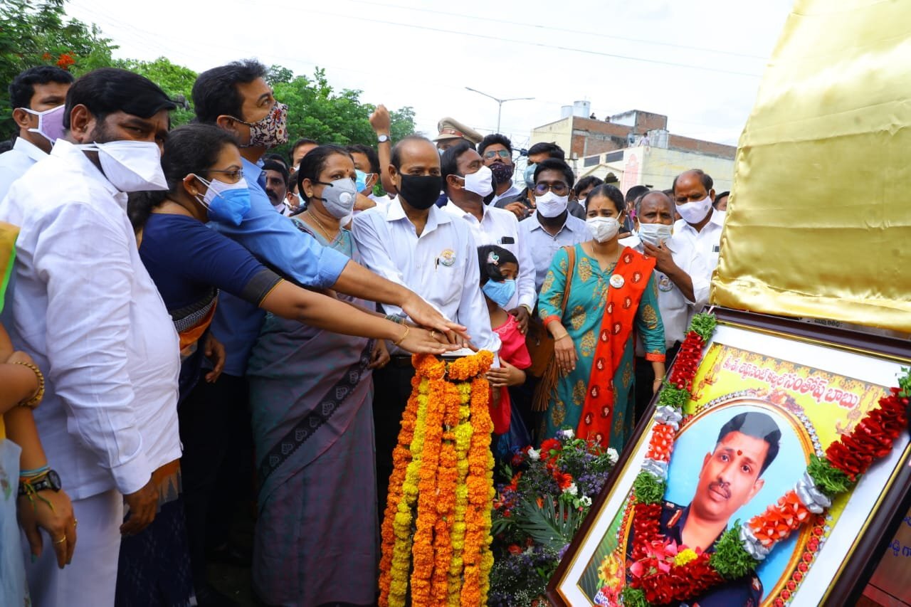 ചൈനീസ് സൈനികരുമായി ഏറ്റുമുട്ടി രക്തസാക്ഷിയായ കേണല്‍ സന്തോഷ് ബാബുവിന്റെ പ്രതിമ മന്ത്രി കെടി രാമറാവു അനാഛാദനം ചെയ്തു- ഹൈദരാബാദില്‍ നിന്നുള്ള ചിത്രങ്ങള്‍