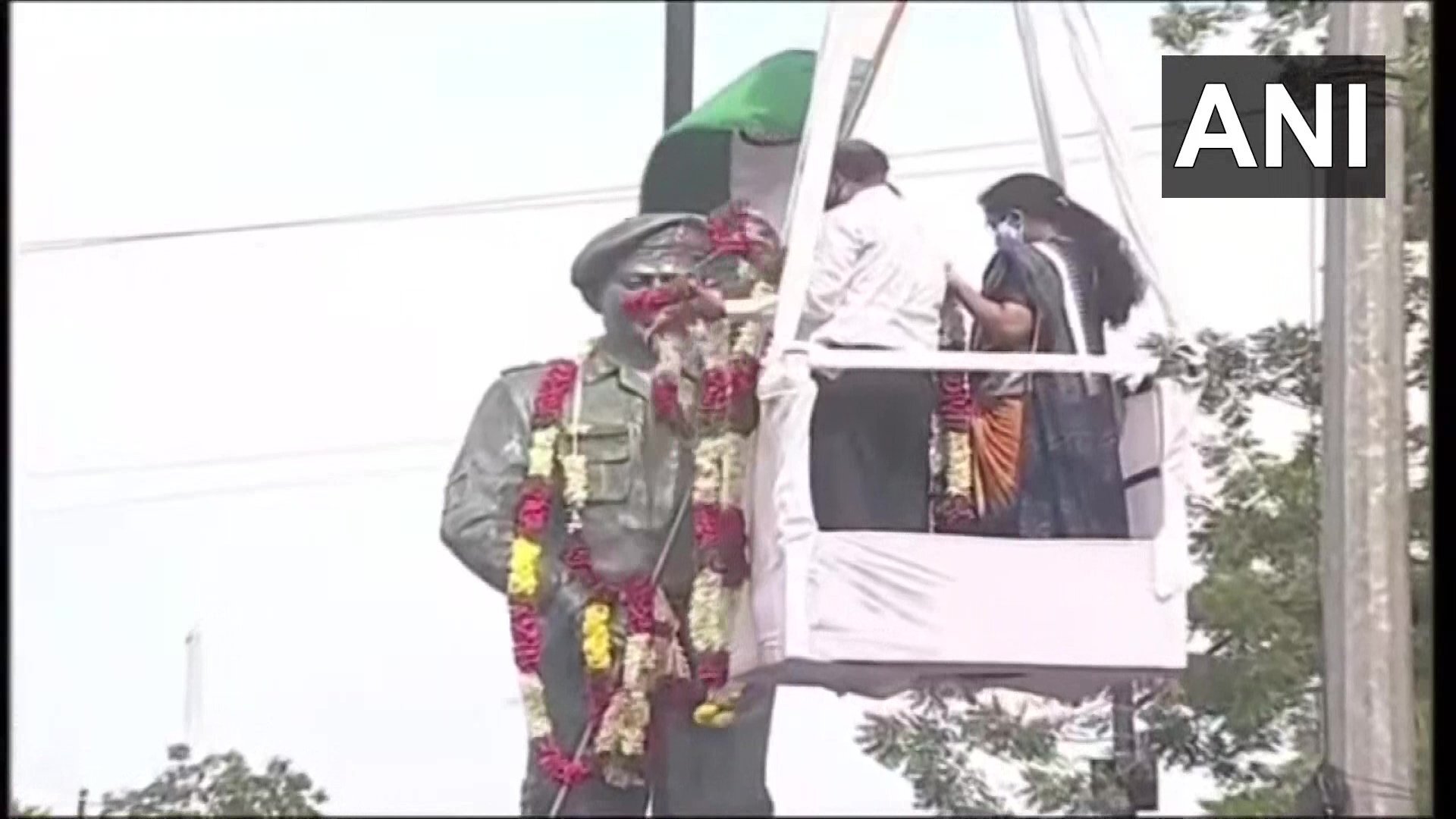 ചൈനീസ് സൈനികരുമായി ഏറ്റുമുട്ടി രക്തസാക്ഷിയായ കേണല്‍ സന്തോഷ് ബാബുവിന്റെ പ്രതിമ മന്ത്രി കെടി രാമറാവു അനാഛാദനം ചെയ്തു- ഹൈദരാബാദില്‍ നിന്നുള്ള ചിത്രങ്ങള്‍