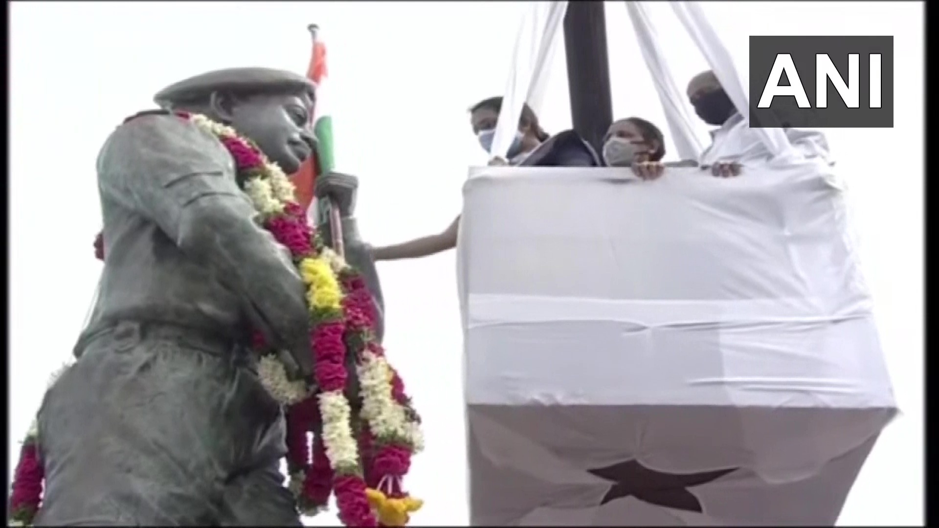 ചൈനീസ് സൈനികരുമായി ഏറ്റുമുട്ടി രക്തസാക്ഷിയായ കേണല്‍ സന്തോഷ് ബാബുവിന്റെ പ്രതിമ മന്ത്രി കെടി രാമറാവു അനാഛാദനം ചെയ്തു- ഹൈദരാബാദില്‍ നിന്നുള്ള ചിത്രങ്ങള്‍