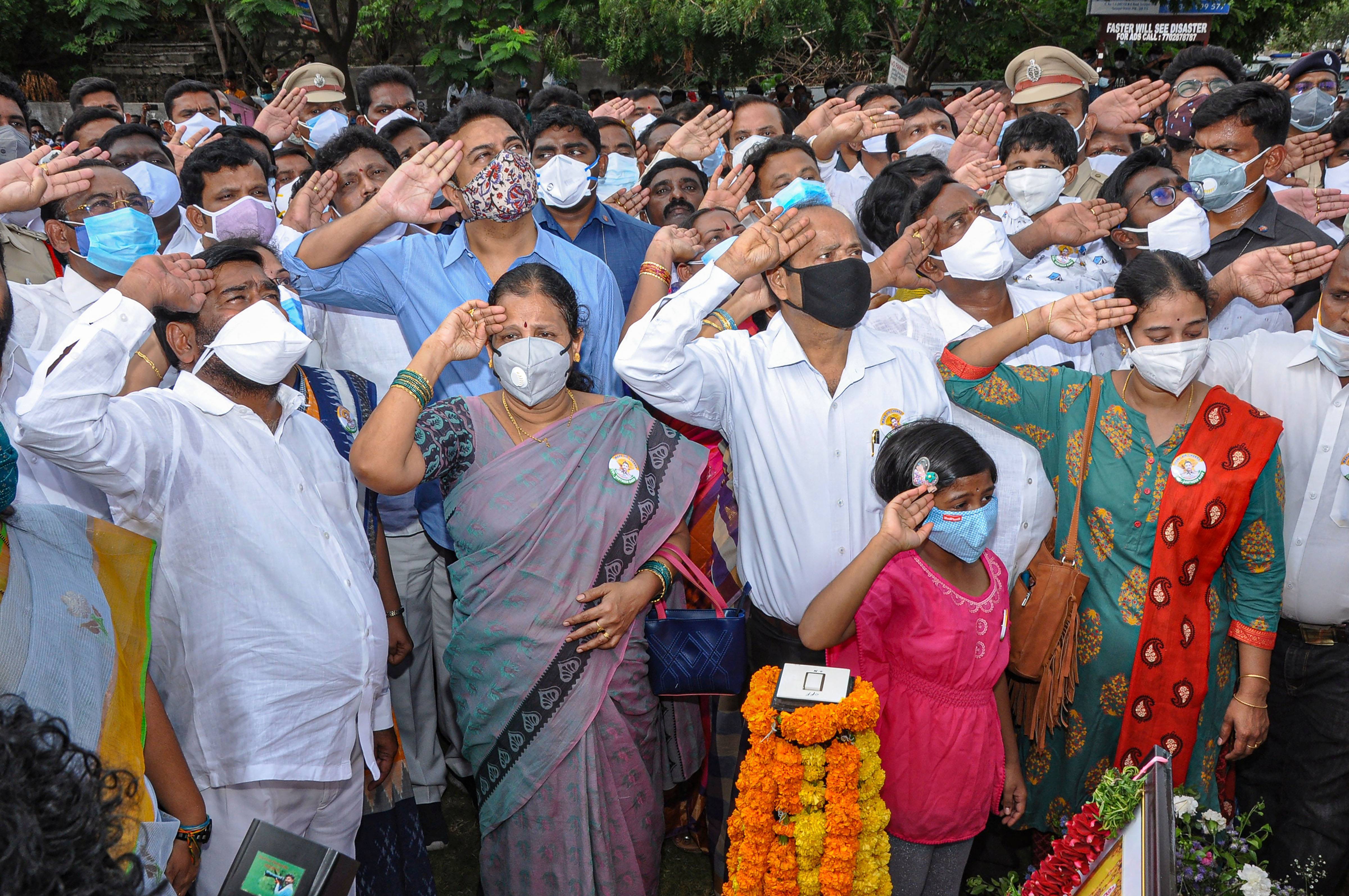 ചൈനീസ് സൈനികരുമായി ഏറ്റുമുട്ടി രക്തസാക്ഷിയായ കേണല്‍ സന്തോഷ് ബാബുവിന്റെ പ്രതിമ മന്ത്രി കെടി രാമറാവു അനാഛാദനം ചെയ്തു- ഹൈദരാബാദില്‍ നിന്നുള്ള ചിത്രങ്ങള്‍