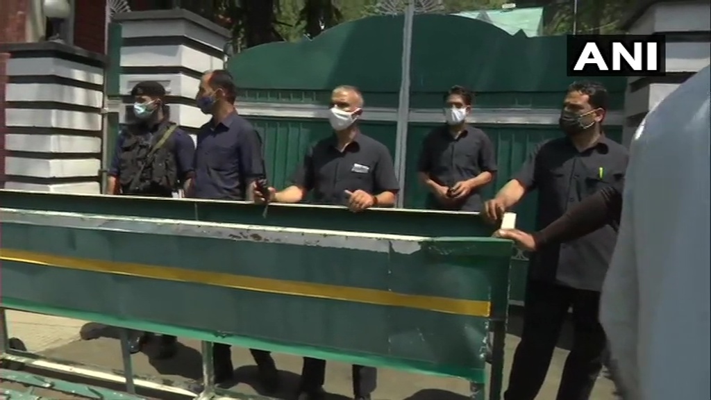 പ്രധാനമന്ത്രി വിളിച്ച യോഗത്തില്‍ എന്ത് നിലപാടെടുക്കും? ഗുപ്കാര്‍ സഖ്യ നേതാക്കള്‍ ശ്രീനഗറില്‍ യോഗം ചേരുന്നു; ചിത്രങ്ങള്‍