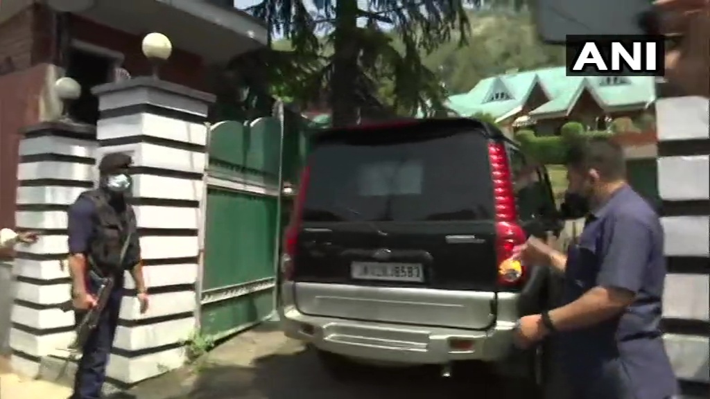 പ്രധാനമന്ത്രി വിളിച്ച യോഗത്തില്‍ എന്ത് നിലപാടെടുക്കും? ഗുപ്കാര്‍ സഖ്യ നേതാക്കള്‍ ശ്രീനഗറില്‍ യോഗം ചേരുന്നു; ചിത്രങ്ങള്‍