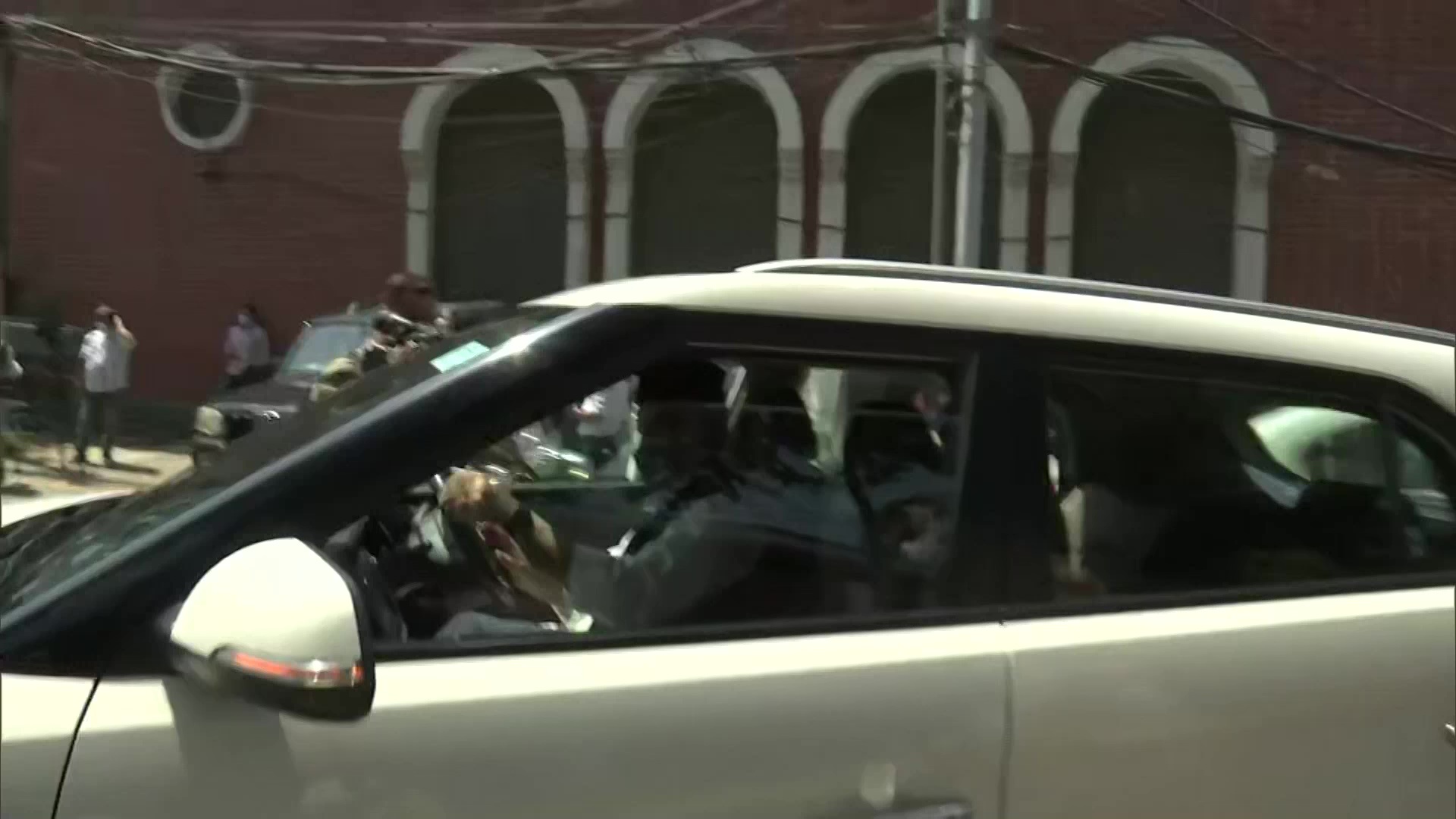 പ്രധാനമന്ത്രി വിളിച്ച യോഗത്തില്‍ എന്ത് നിലപാടെടുക്കും? ഗുപ്കാര്‍ സഖ്യ നേതാക്കള്‍ ശ്രീനഗറില്‍ യോഗം ചേരുന്നു; ചിത്രങ്ങള്‍