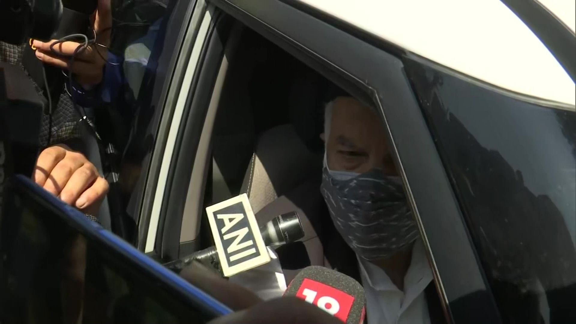 പ്രധാനമന്ത്രി വിളിച്ച യോഗത്തില്‍ എന്ത് നിലപാടെടുക്കും? ഗുപ്കാര്‍ സഖ്യ നേതാക്കള്‍ ശ്രീനഗറില്‍ യോഗം ചേരുന്നു; ചിത്രങ്ങള്‍