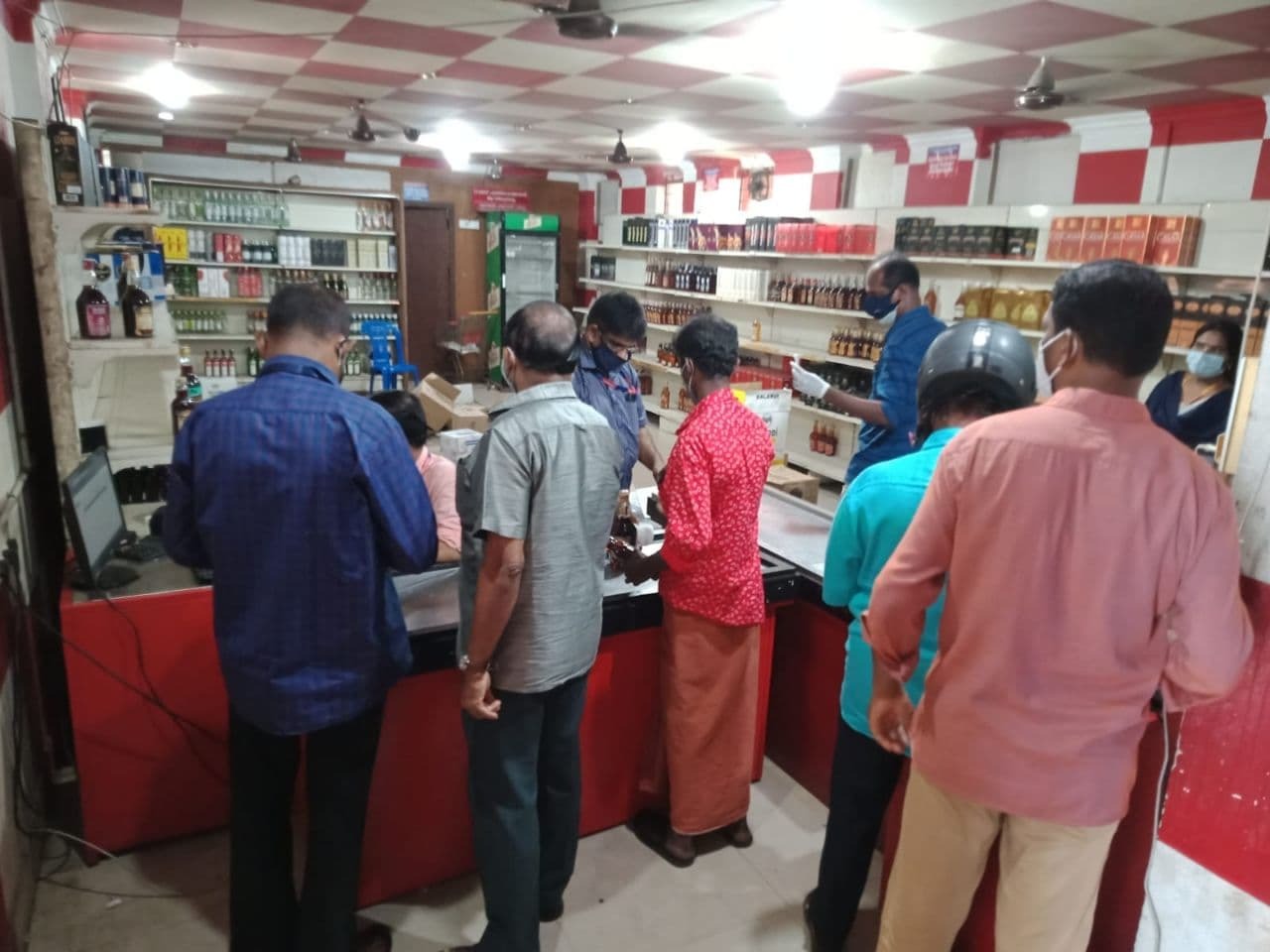 സംസ്ഥാനത്ത് മദ്യശാലകൾ തുറന്നു, രാവിലെ മുതൽ തിരക്ക്- ചിത്രങ്ങൾ