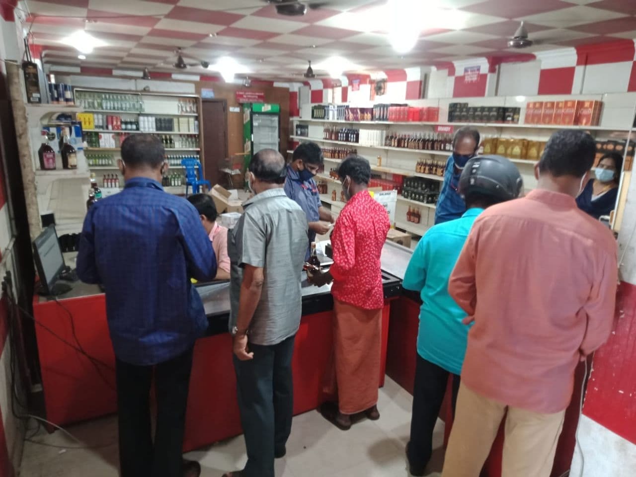 സംസ്ഥാനത്ത് മദ്യശാലകൾ തുറന്നു, രാവിലെ മുതൽ തിരക്ക്- ചിത്രങ്ങൾ