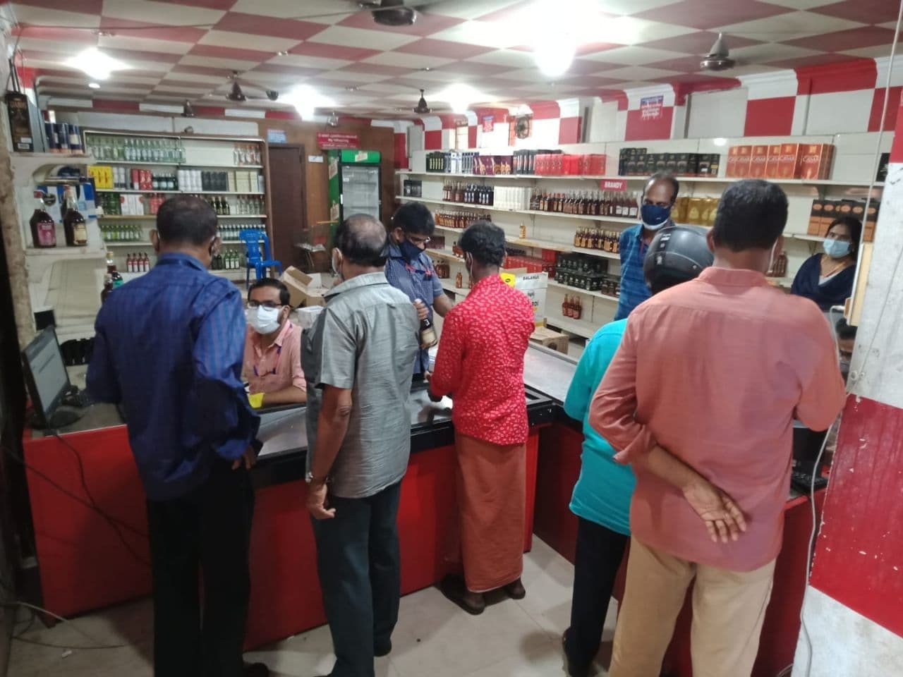 സംസ്ഥാനത്ത് മദ്യശാലകൾ തുറന്നു, രാവിലെ മുതൽ തിരക്ക്- ചിത്രങ്ങൾ