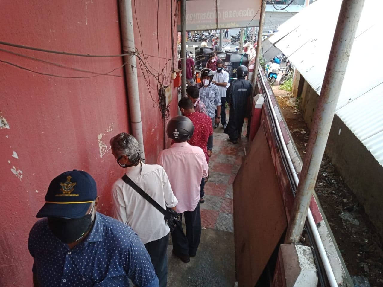 സംസ്ഥാനത്ത് മദ്യശാലകൾ തുറന്നു, രാവിലെ മുതൽ തിരക്ക്- ചിത്രങ്ങൾ