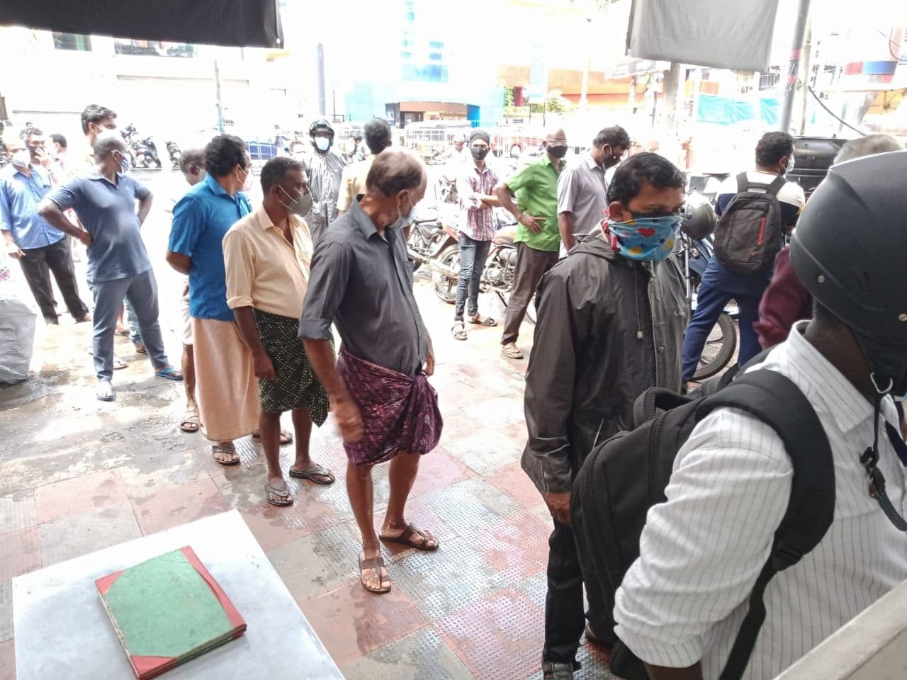 സംസ്ഥാനത്ത് മദ്യശാലകൾ തുറന്നു, രാവിലെ മുതൽ തിരക്ക്- ചിത്രങ്ങൾ