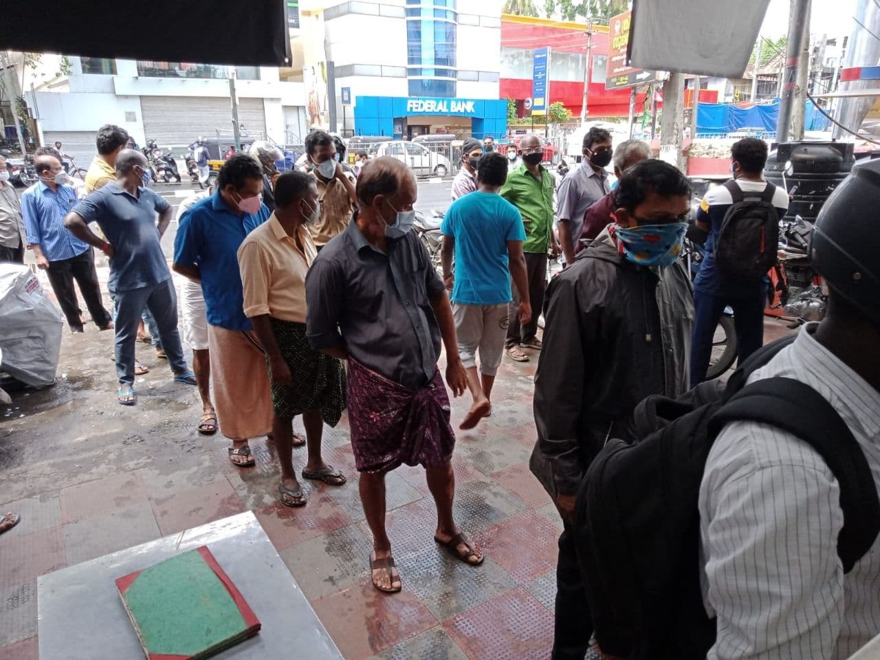 സംസ്ഥാനത്ത് മദ്യശാലകൾ തുറന്നു, രാവിലെ മുതൽ തിരക്ക്- ചിത്രങ്ങൾ