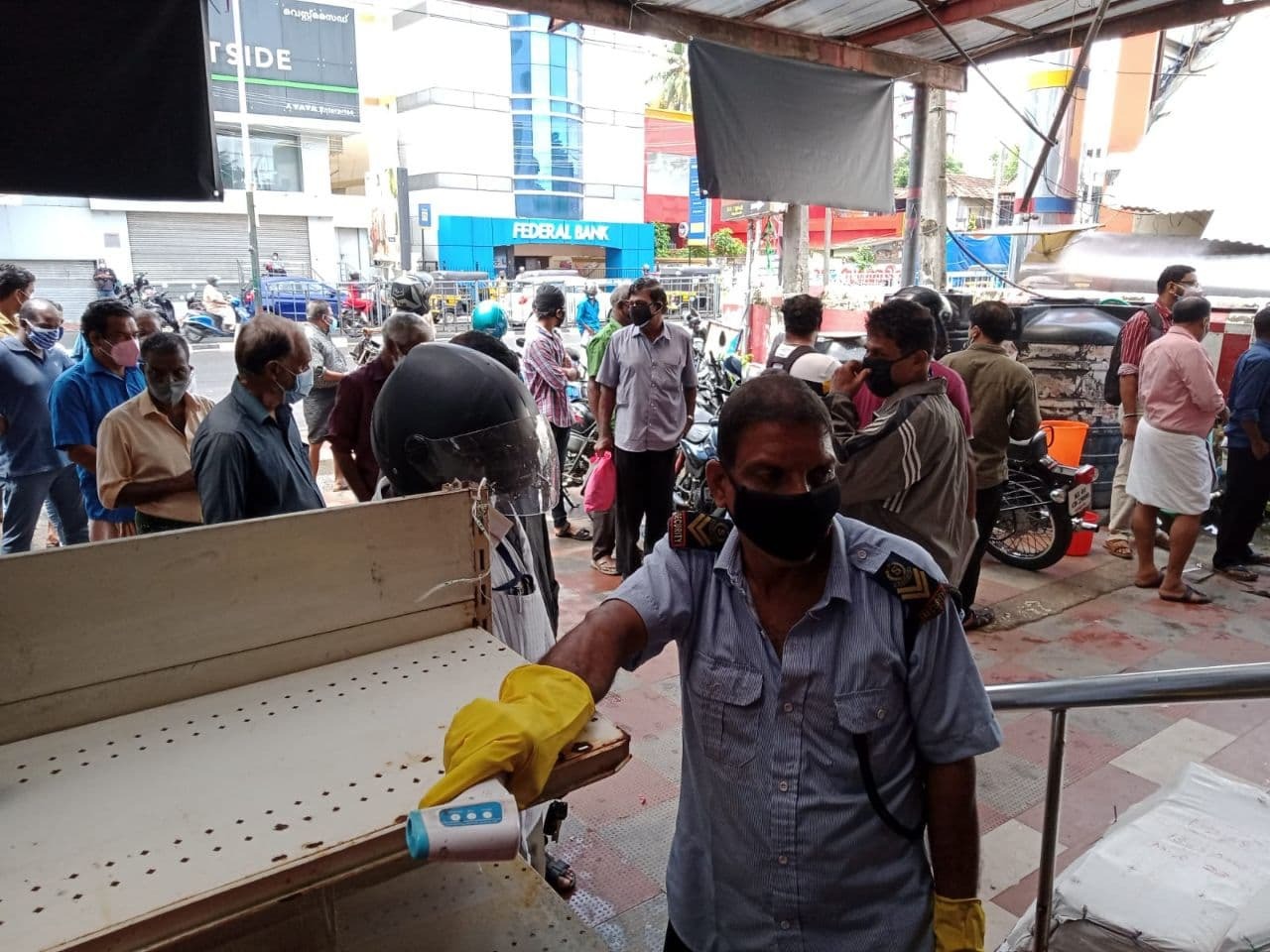 സംസ്ഥാനത്ത് മദ്യശാലകൾ തുറന്നു, രാവിലെ മുതൽ തിരക്ക്- ചിത്രങ്ങൾ