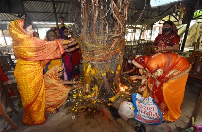 Women Perform Rituals On The Occasion Of 'vat Savitri Puja' Across India