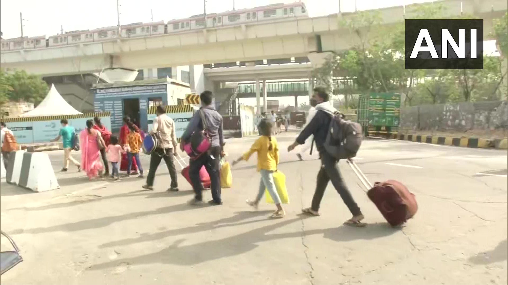 ദില്ലി വീണ്ടും സജീവമായതോടെ ഇതര സംസ്ഥാന തൊഴിലാളികള്‍ വീണ്ടും എത്തിത്തുടങ്ങി: ചിത്രങ്ങള്‍
