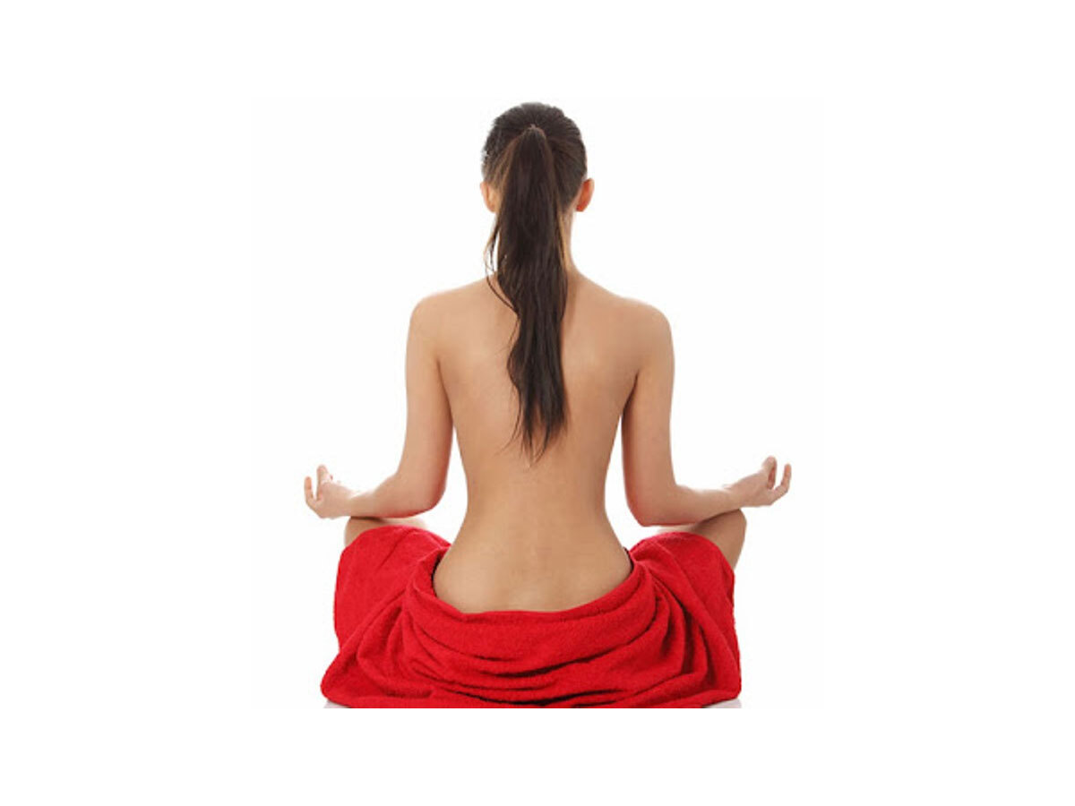 Photos: जानिए क्या है Nude Yoga और इस योगासन को करने के तरीके