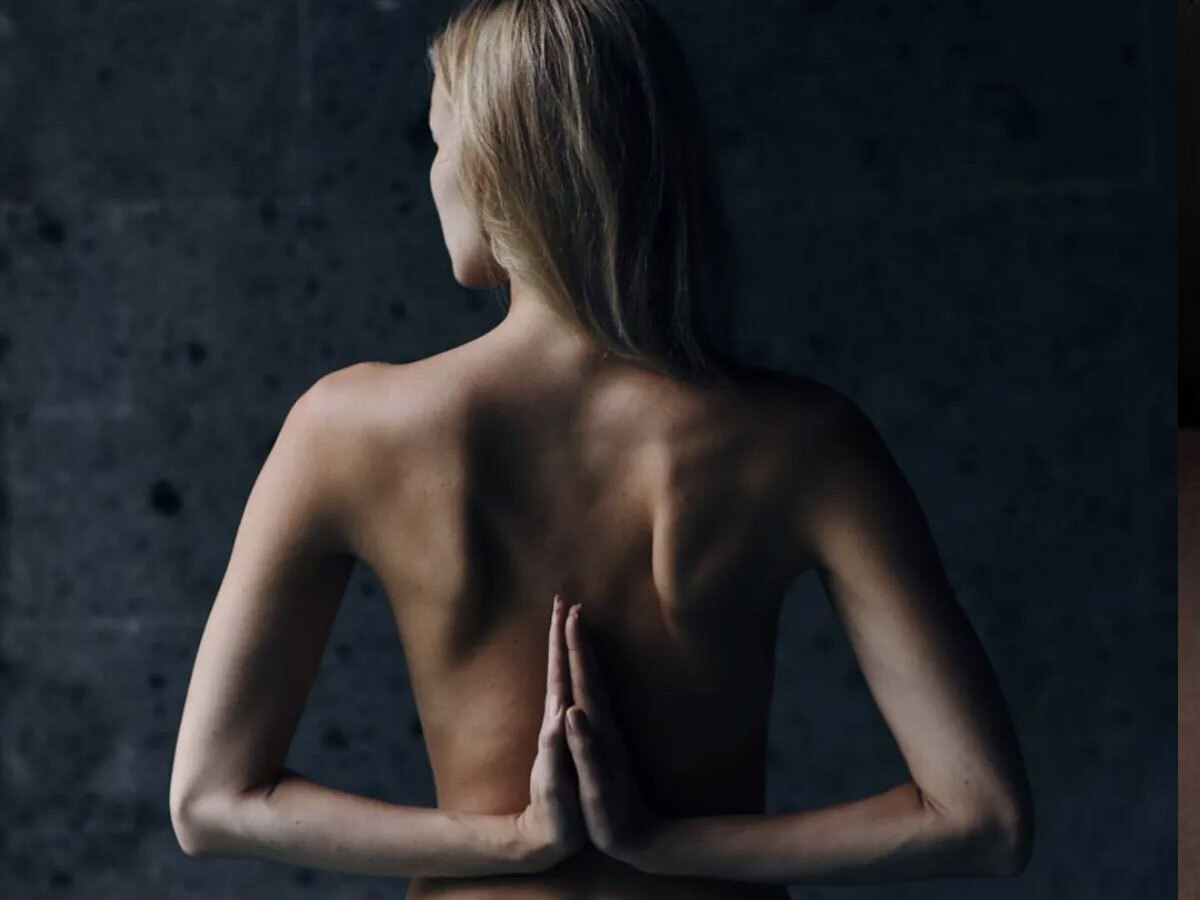 Photos: जानिए क्या है Nude Yoga और इस योगासन को करने के तरीके