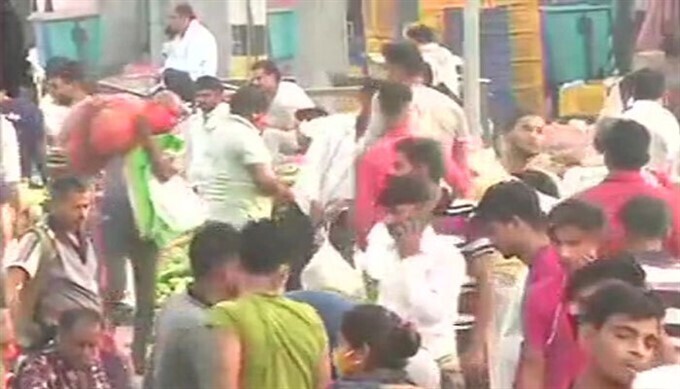 കൊവിഡ് കേസുകള്‍ ഉയരുമ്പോഴും സാമൂഹിക അകലം പാലിക്കാതെ മാര്‍ക്കറ്റുകള്‍; ദില്ലി ഓക്ല മാര്‍ക്കറ്റില്‍ നിന്നുള്ള ചിത്രങ്ങള്‍