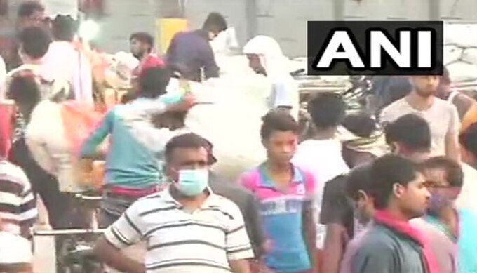 കൊവിഡ് കേസുകള്‍ ഉയരുമ്പോഴും സാമൂഹിക അകലം പാലിക്കാതെ മാര്‍ക്കറ്റുകള്‍; ദില്ലി ഓക്ല മാര്‍ക്കറ്റില്‍ നിന്നുള്ള ചിത്രങ്ങള്‍