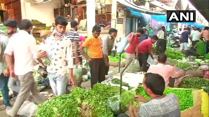 കൊവിഡ് കേസുകള്‍ ഉയരുമ്പോഴും സാമൂഹിക അകലം പാലിക്കാതെ മാര്‍ക്കറ്റുകള്‍; ദില്ലി ഓക്ല മാര്‍ക്കറ്റില്‍ നിന്നുള്ള ചിത്രങ്ങള്‍
