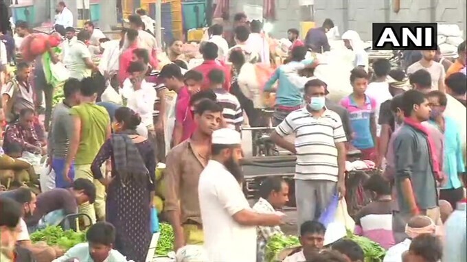 കൊവിഡ് കേസുകള്‍ ഉയരുമ്പോഴും സാമൂഹിക അകലം പാലിക്കാതെ മാര്‍ക്കറ്റുകള്‍; ദില്ലി ഓക്ല മാര്‍ക്കറ്റില്‍ നിന്നുള്ള ചിത്രങ്ങള്‍
