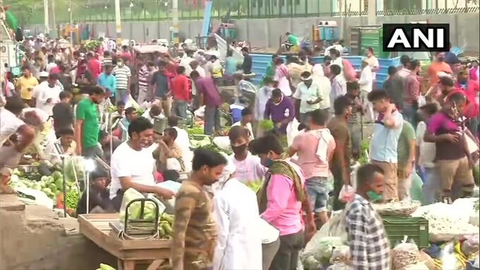 കൊവിഡ് കേസുകള്‍ ഉയരുമ്പോഴും സാമൂഹിക അകലം പാലിക്കാതെ മാര്‍ക്കറ്റുകള്‍; ദില്ലി ഓക്ല മാര്‍ക്കറ്റില്‍ നിന്നുള്ള ചിത്രങ്ങള്‍