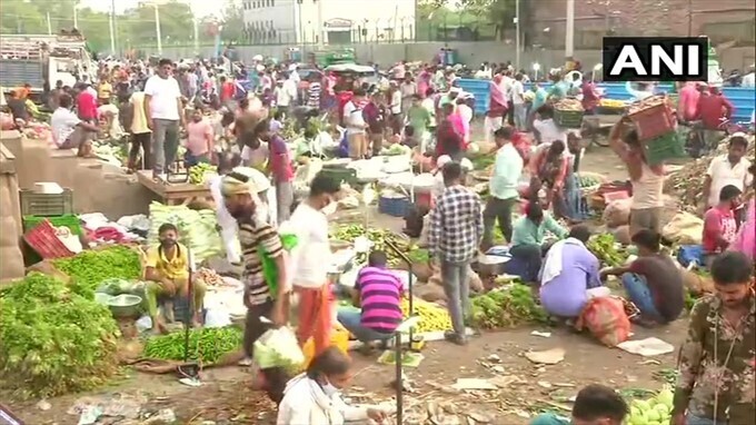 കൊവിഡ് കേസുകള്‍ ഉയരുമ്പോഴും സാമൂഹിക അകലം പാലിക്കാതെ മാര്‍ക്കറ്റുകള്‍; ദില്ലി ഓക്ല മാര്‍ക്കറ്റില്‍ നിന്നുള്ള ചിത്രങ്ങള്‍