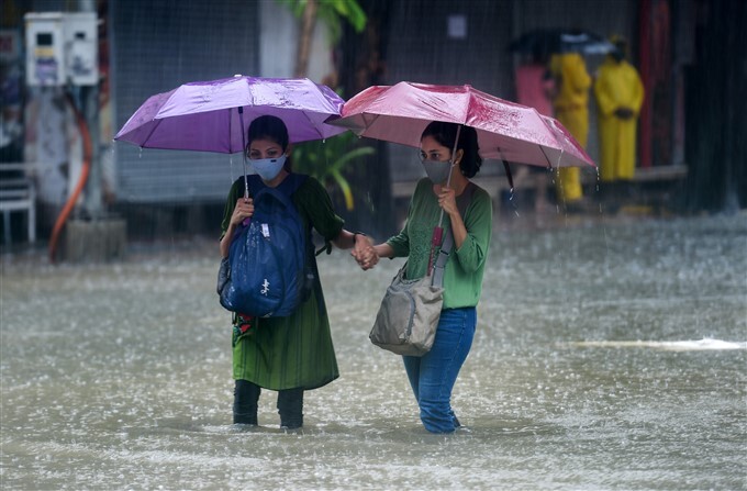 Heavy Rainfall Lashes In Mumbai