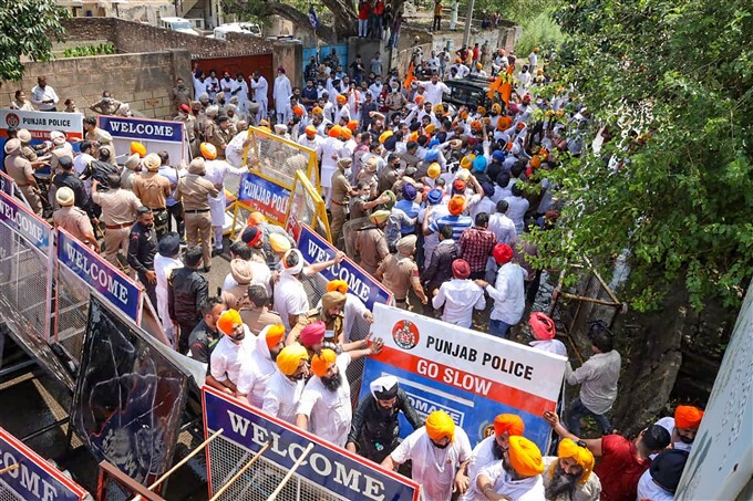 SAD & BSP protest demanding arrest of Health Minister Balbir Singh