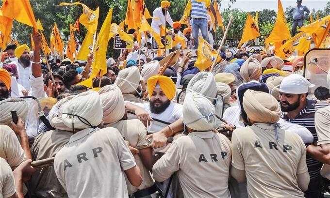 SAD & BSP protest demanding arrest of Health Minister Balbir Singh