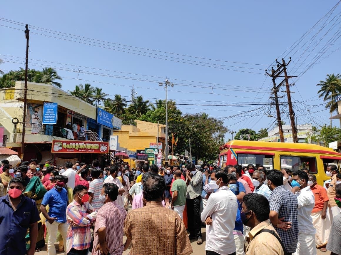 വിഴിഞ്ഞത്ത് തീ കൊളുത്തി മരിച്ച യുവതിയുടെ മൃതദേഹവുമായി സ്ഥലത്ത് പ്രതിഷേധം- ചിത്രങ്ങൾ