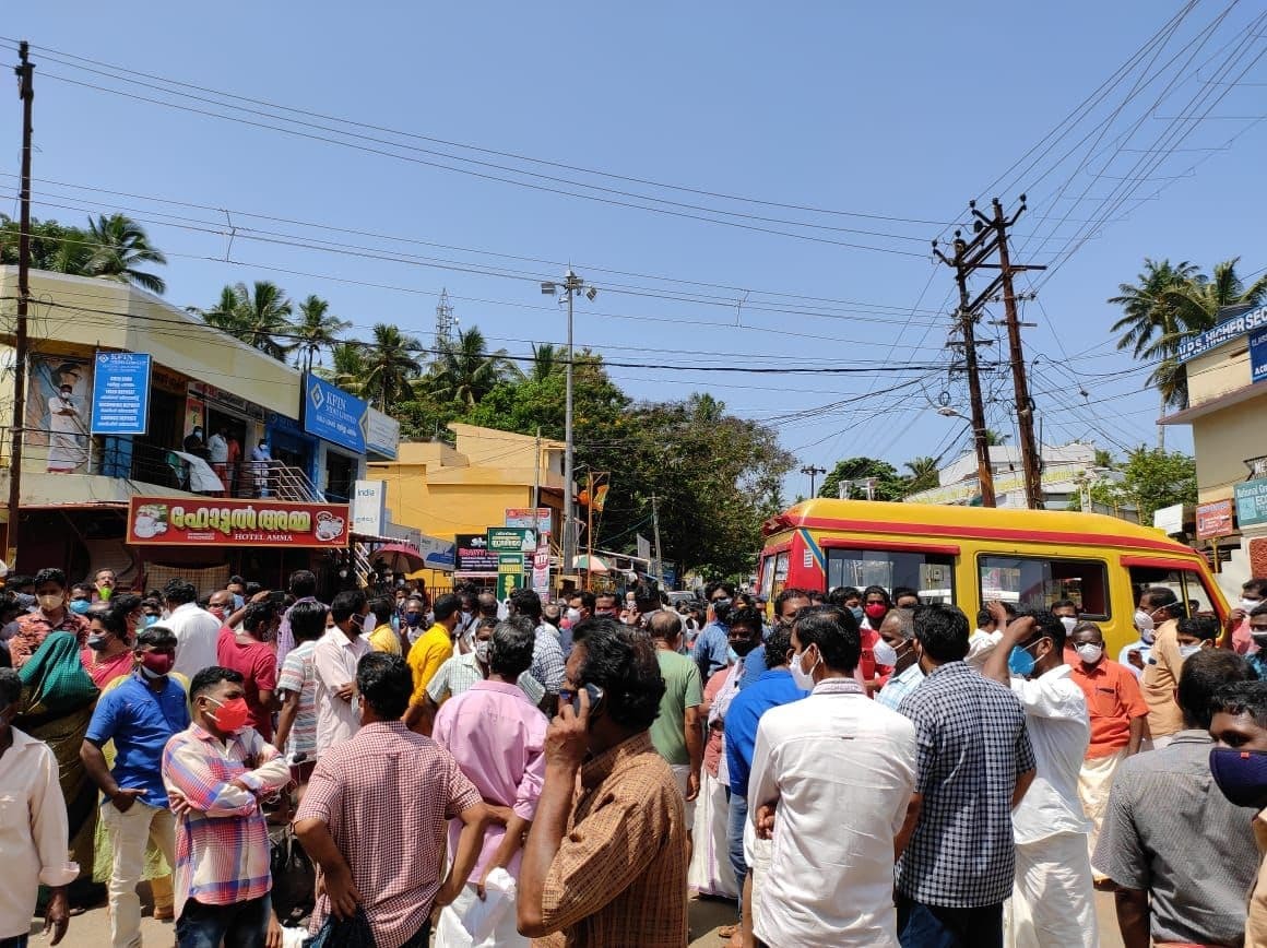വിഴിഞ്ഞത്ത് തീ കൊളുത്തി മരിച്ച യുവതിയുടെ മൃതദേഹവുമായി സ്ഥലത്ത് പ്രതിഷേധം- ചിത്രങ്ങൾ