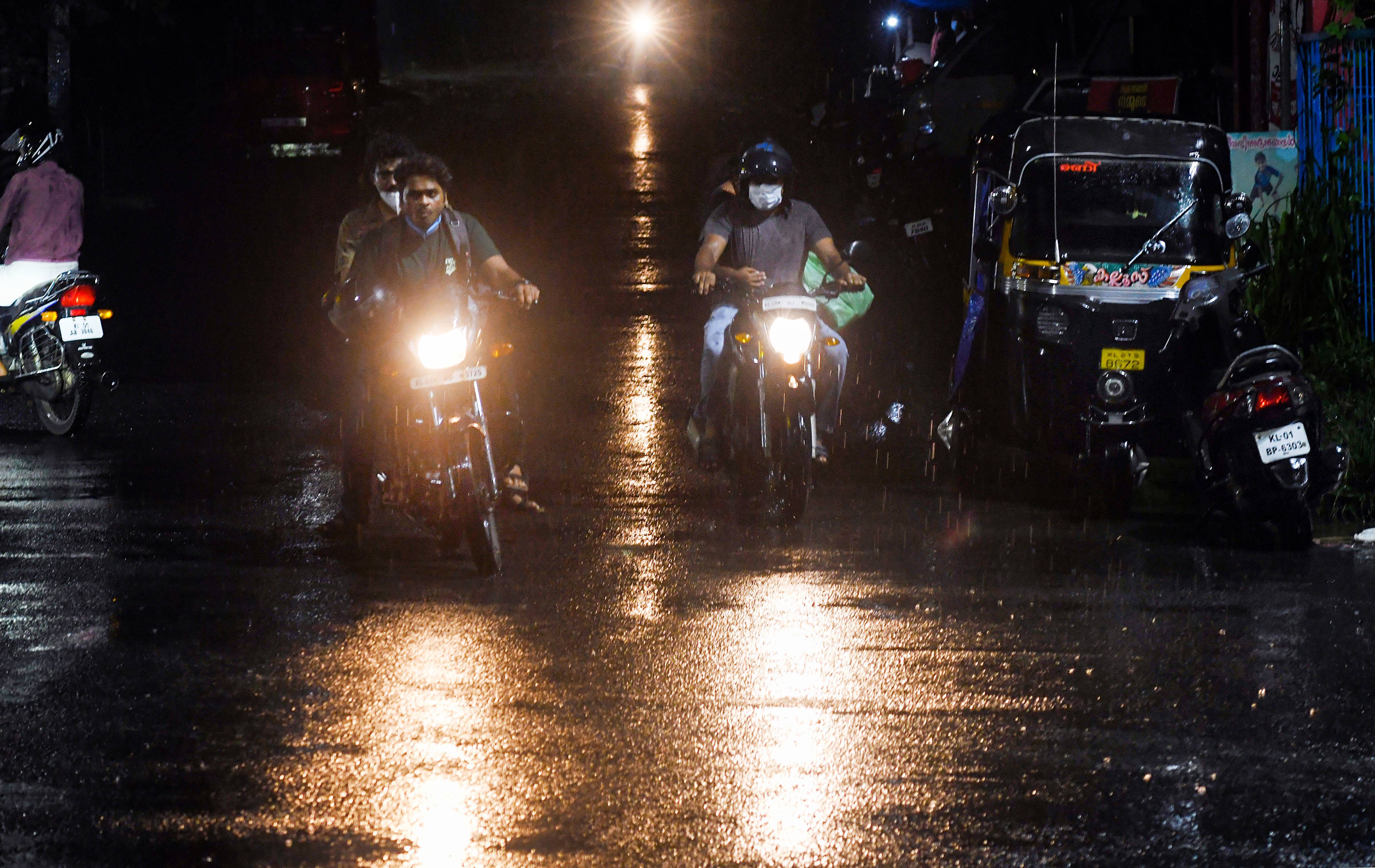 കേരളത്തില്‍ പലയിടത്തും കോരിച്ചൊരിഞ്ഞ മഴ; കാഴ്ചകള്‍ കാണാം