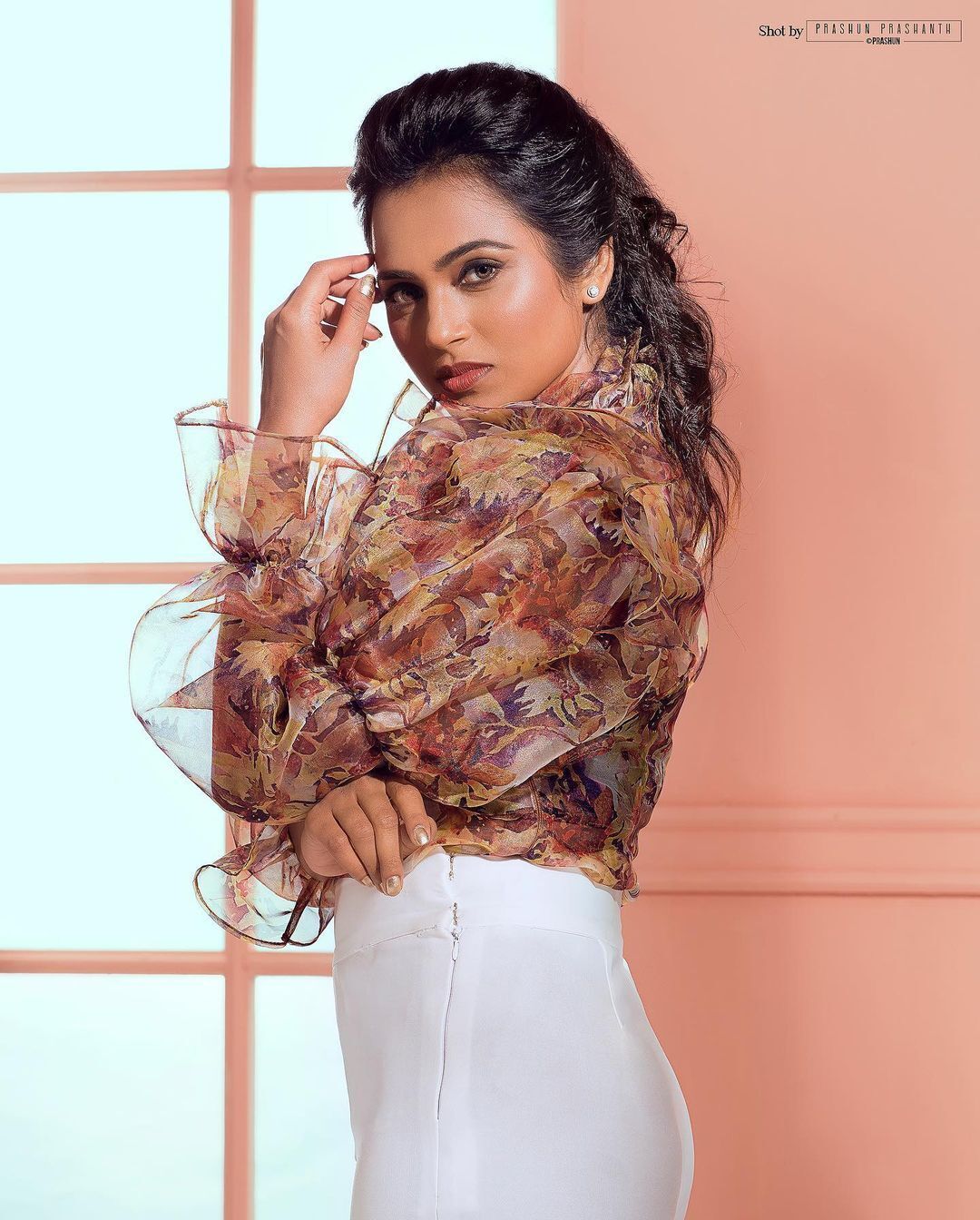 ഹോട്ട് ലുക്കിൽ ബിഗ് ബോസ് താരം; രമ്യയുടെ ഫൊട്ടോഷൂട്ട് വൈറലാകുന്നു