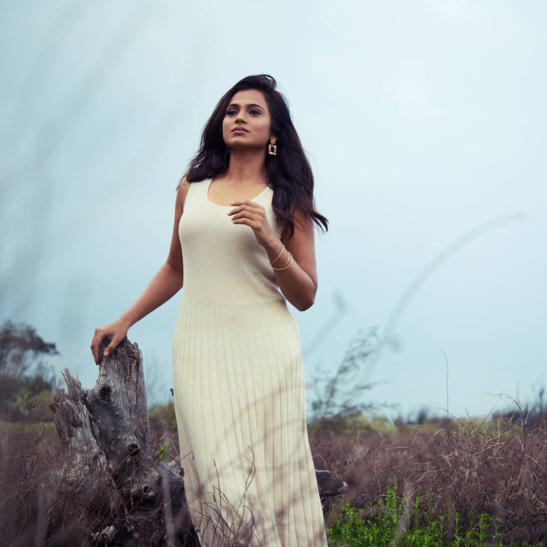 ഹോട്ട് ലുക്കിൽ ബിഗ് ബോസ് താരം; രമ്യയുടെ ഫൊട്ടോഷൂട്ട് വൈറലാകുന്നു