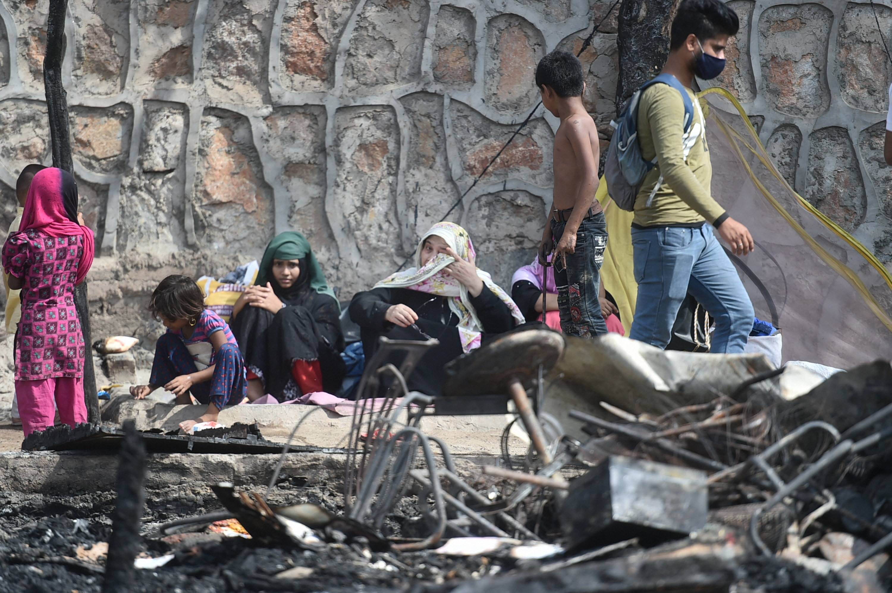 തീപിടുത്തമുണ്ടായ ദില്ലിയിലെ റോഹിംഗ്യന്‍ ക്യാംപില്‍ അവശേഷിപ്പുകള്‍ തിരയുന്ന അഭയാര്‍ത്ഥി- ചിത്രങ്ങള്‍