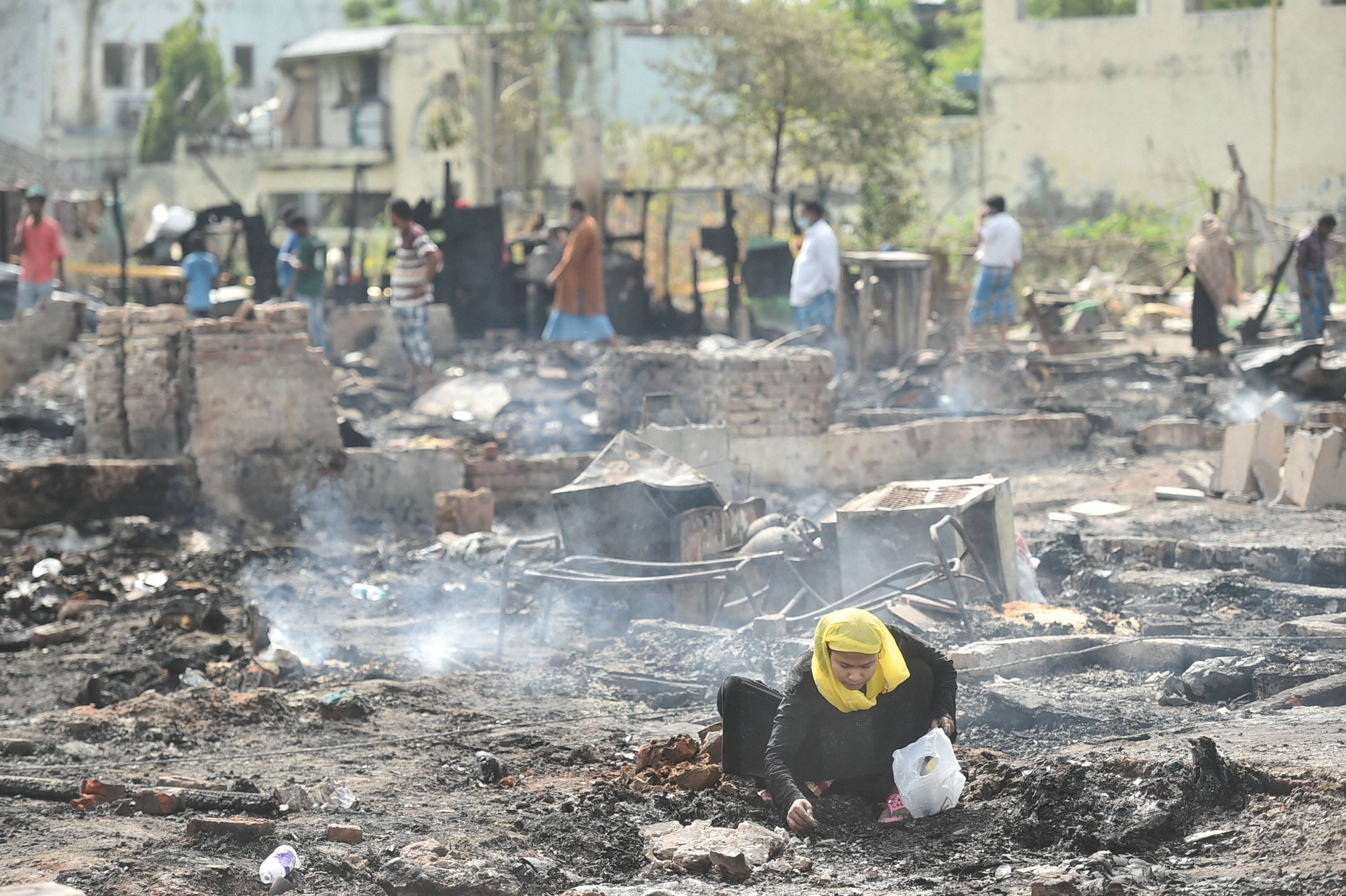 തീപിടുത്തമുണ്ടായ ദില്ലിയിലെ റോഹിംഗ്യന്‍ ക്യാംപില്‍ അവശേഷിപ്പുകള്‍ തിരയുന്ന അഭയാര്‍ത്ഥി- ചിത്രങ്ങള്‍