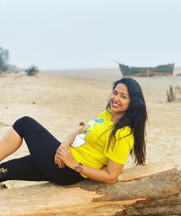 Oshxona stolidagi yalangoch qiz fotosurati Oshxona stolidagi yalangoch qiz fotosurati