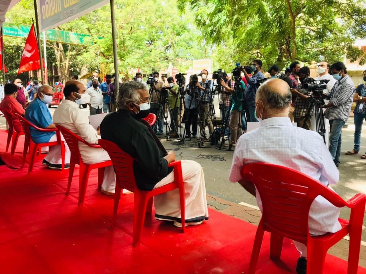 ലക്ഷദ്വീപിന് ഐക്യദാർഢ്യം: രാജ്ഭവന് മുന്നില്‍ ഇടത് എംപിമാരുടെ പ്രതിഷേധം