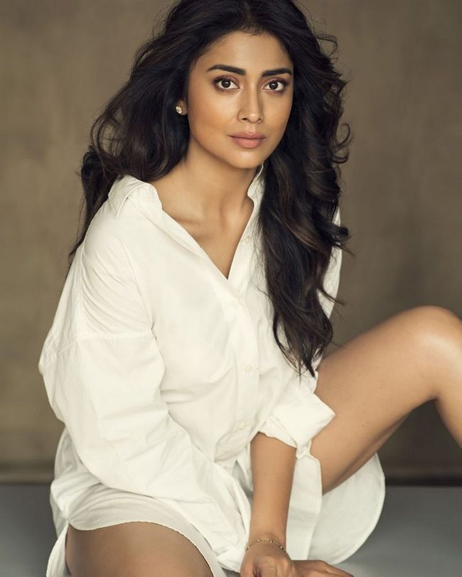 തെന്നിന്ത്യൻ താരസുന്ദരി ശ്രിയ സരണിന്റെ ഗ്ലാമറസ് ചിത്രങ്ങൾ വൈറലാകുന്നു