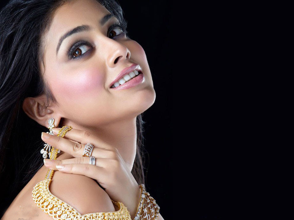 തെന്നിന്ത്യൻ താരസുന്ദരി ശ്രിയ സരണിന്റെ ഗ്ലാമറസ് ചിത്രങ്ങൾ വൈറലാകുന്നു