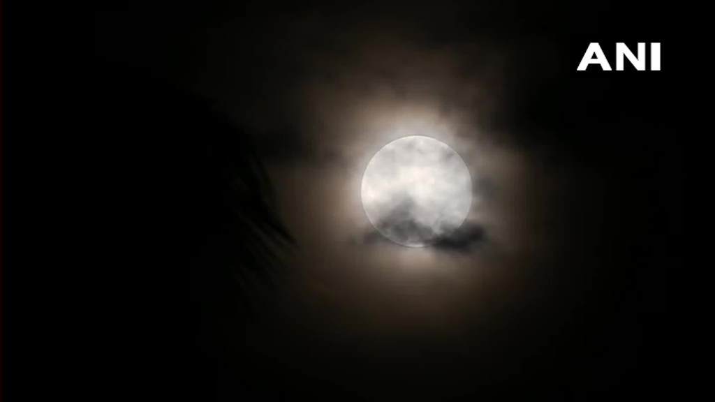 ആകാശത്ത് കൗതുകക്കാഴ്ചയായി സ്‌ട്രോബറി മൂണ്‍- ചിത്രങ്ങള്‍