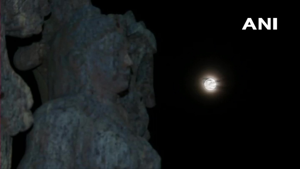 ആകാശത്ത് കൗതുകക്കാഴ്ചയായി സ്‌ട്രോബറി മൂണ്‍- ചിത്രങ്ങള്‍