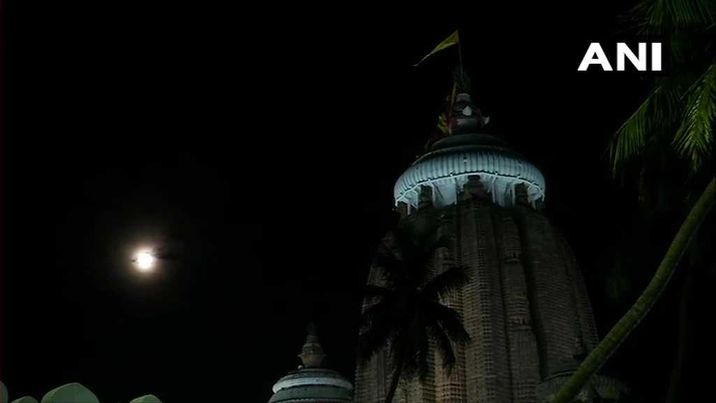 ആകാശത്ത് കൗതുകക്കാഴ്ചയായി സ്‌ട്രോബറി മൂണ്‍- ചിത്രങ്ങള്‍