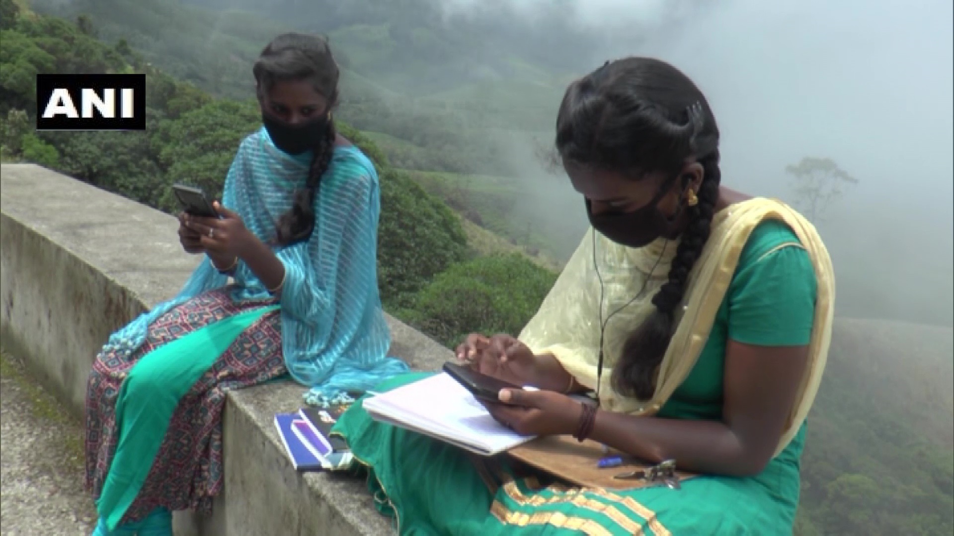 ഓണ്‍ലൈന്‍ ക്ലാസില്‍ പങ്കെടുക്കുന്നതിന് ഇന്റര്‍നെറ്റ് തേടി കിലോമീറ്ററുകള്‍ സഞ്ചരിക്കുന്ന വിദ്യാര്‍ഥികള്‍: ഇടുക്കി രാജാമലയില്‍ നിന്നുള്ള ഫോട്ടോസ്‌