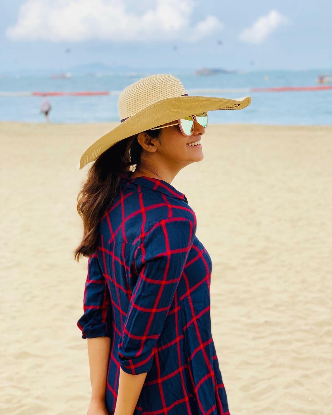 ആ ചിരിയില്‍ മയങ്ങിയെന്ന് ആരാധകര്‍; വൈറലായ പ്രിയ ഭവാനി ശങ്കറിന്റെ ഫോട്ടോഷൂട്ട് കാണാം