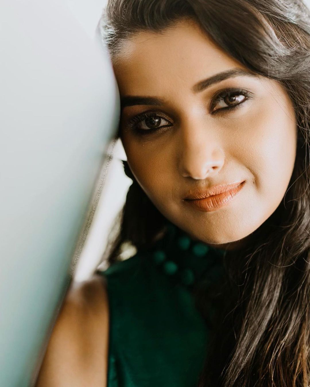 ആ ചിരിയില്‍ മയങ്ങിയെന്ന് ആരാധകര്‍; വൈറലായ പ്രിയ ഭവാനി ശങ്കറിന്റെ ഫോട്ടോഷൂട്ട് കാണാം