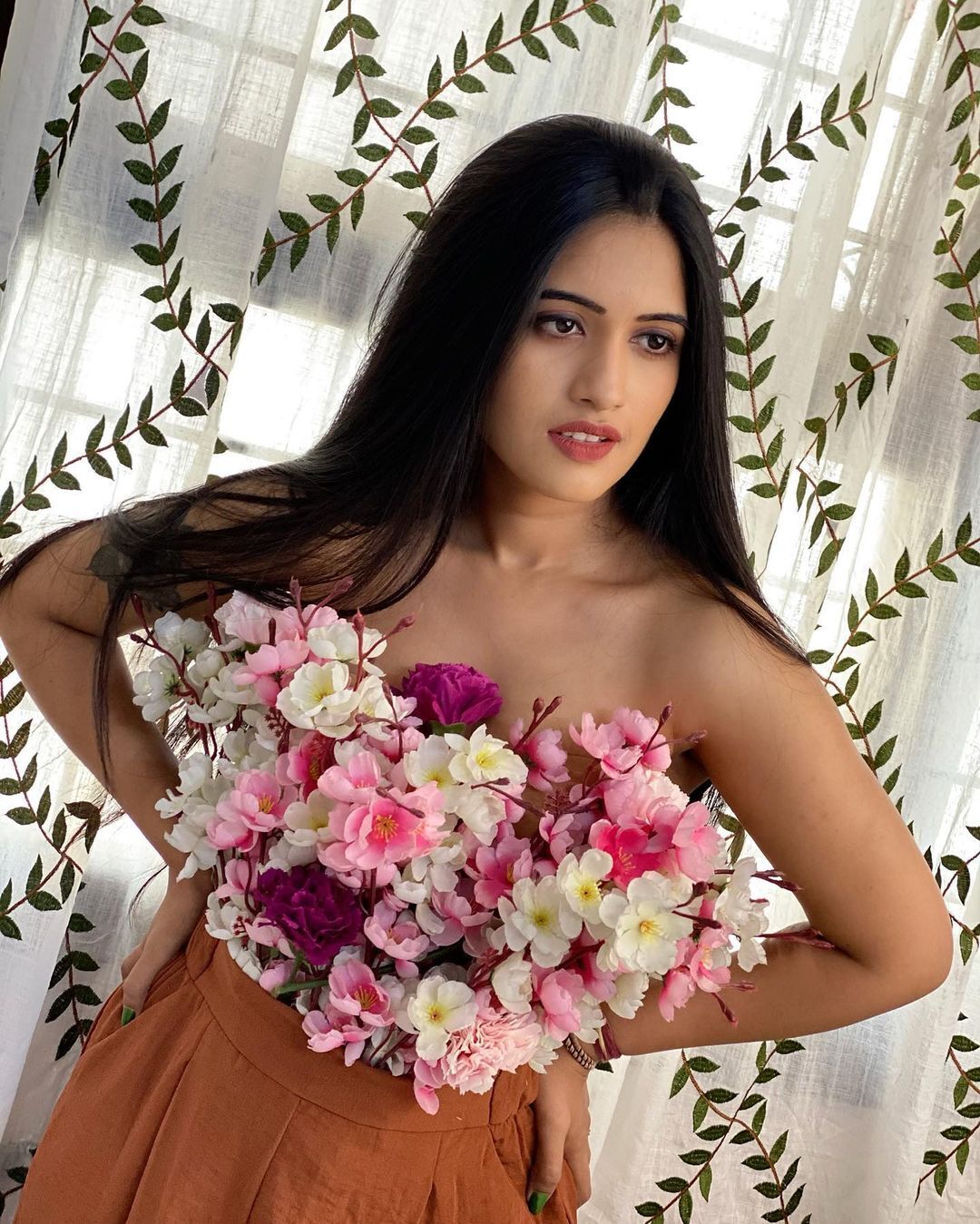 ക്യൂട്ട് ലുക്കില്‍ ശ്രാവന്തി; പുതിയ ചിത്രങ്ങള്‍ കാണാം