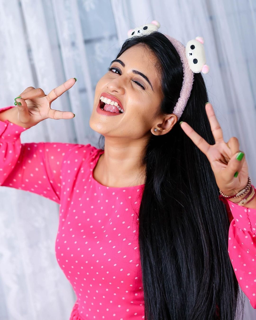 ക്യൂട്ട് ലുക്കില്‍ ശ്രാവന്തി; പുതിയ ചിത്രങ്ങള്‍ കാണാം