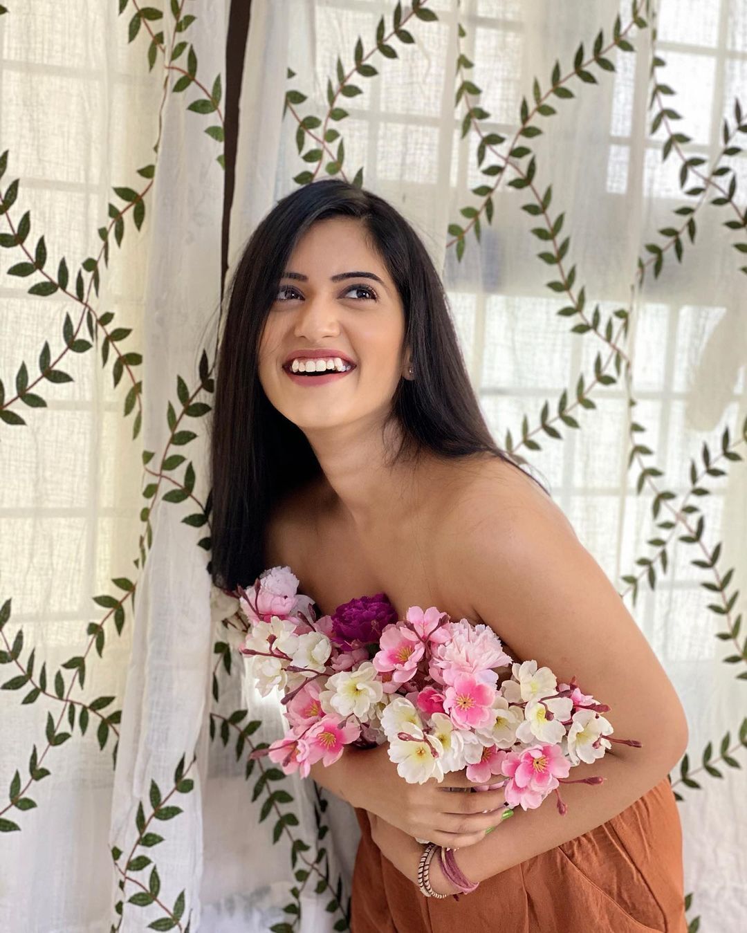 ക്യൂട്ട് ലുക്കില്‍ ശ്രാവന്തി; പുതിയ ചിത്രങ്ങള്‍ കാണാം